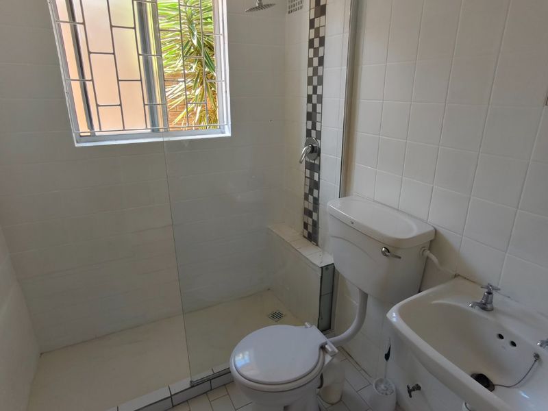 Renovated two bedroom townhouse in the popular Die Rand complex close to University Stellenbosch campus  - Photo 7