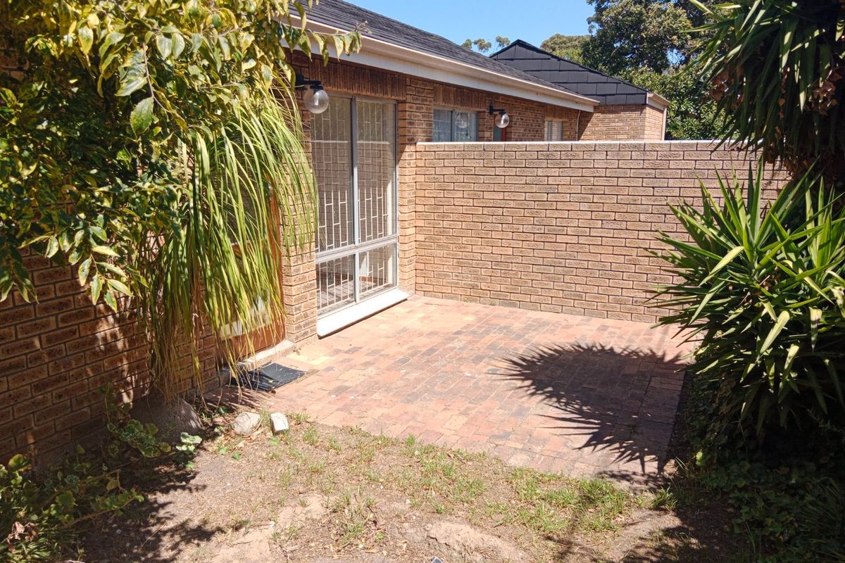 Renovated two bedroom townhouse in the popular Die Rand complex close to University Stellenbosch campus  - Photo 4