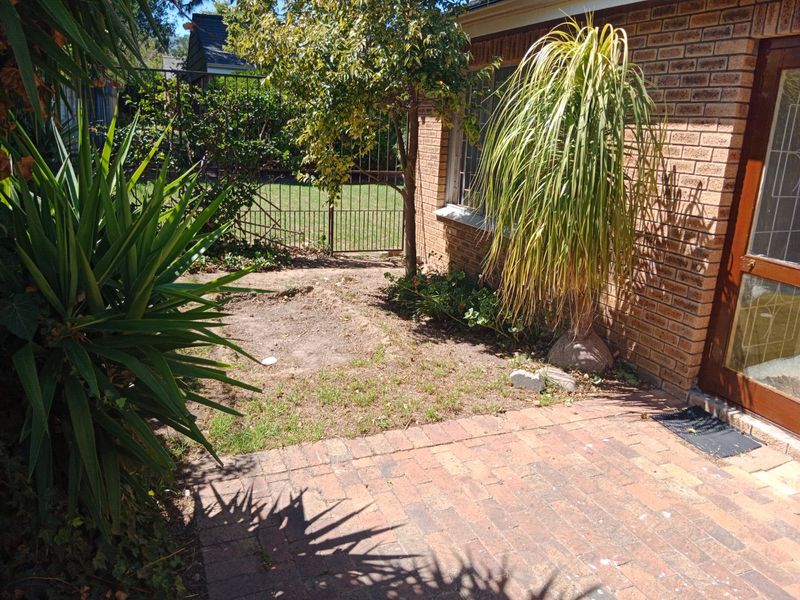 Renovated two bedroom townhouse in the popular Die Rand complex close to University Stellenbosch campus  - Photo 5