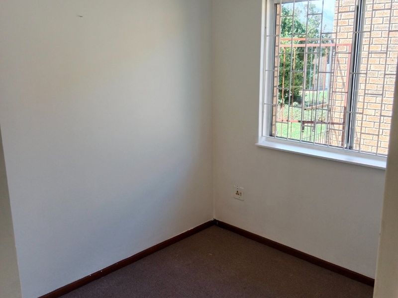 Renovated two bedroom townhouse in the popular Die Rand complex close to University Stellenbosch campus  - Photo 9