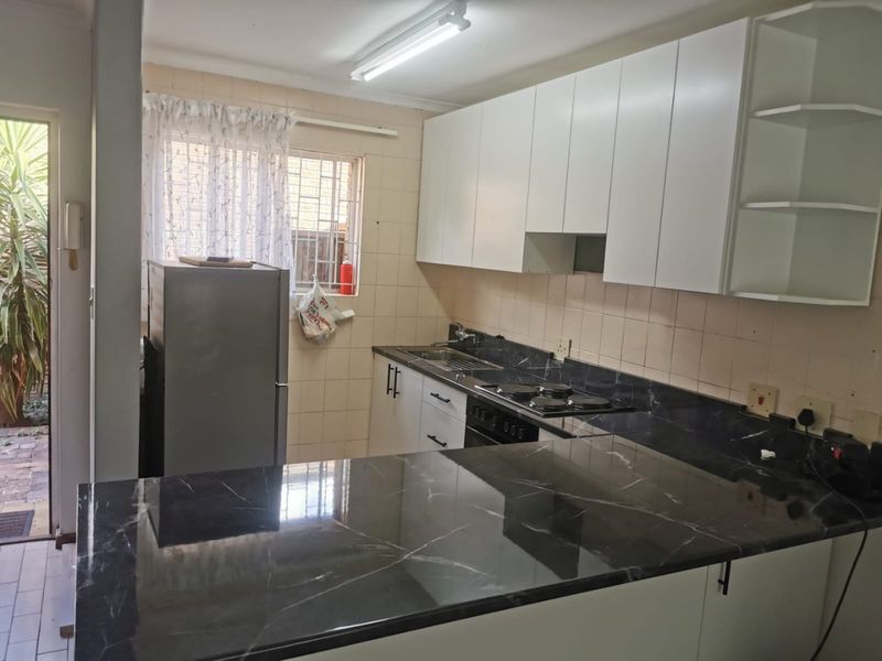 Renovated two bedroom townhouse in the popular Die Rand complex close to University Stellenbosch campus  - Photo 6
