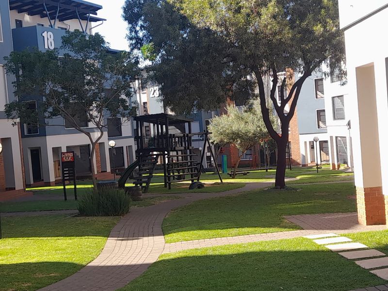 Smart 2 bed flat in Edenvale central - Photo 1