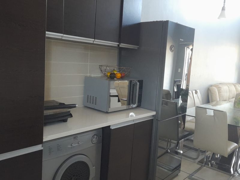 Smart 2 bed flat in Edenvale central - Photo 3