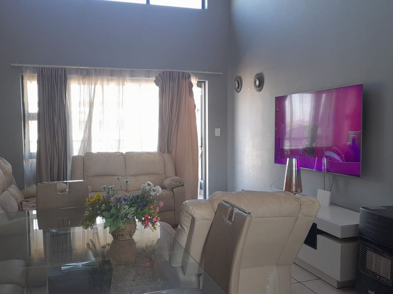 Smart 2 bed flat in Edenvale central - Photo 6