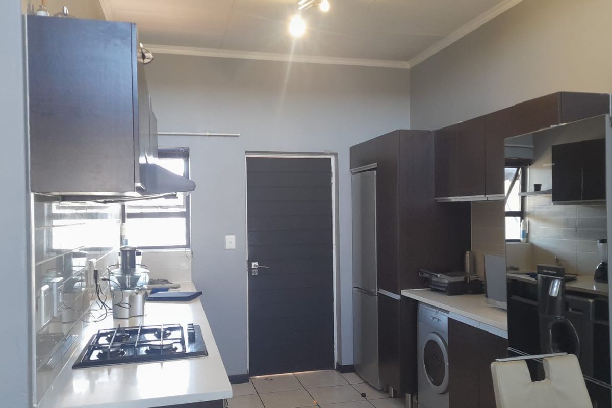 Smart 2 bed flat in Edenvale central - Photo 2