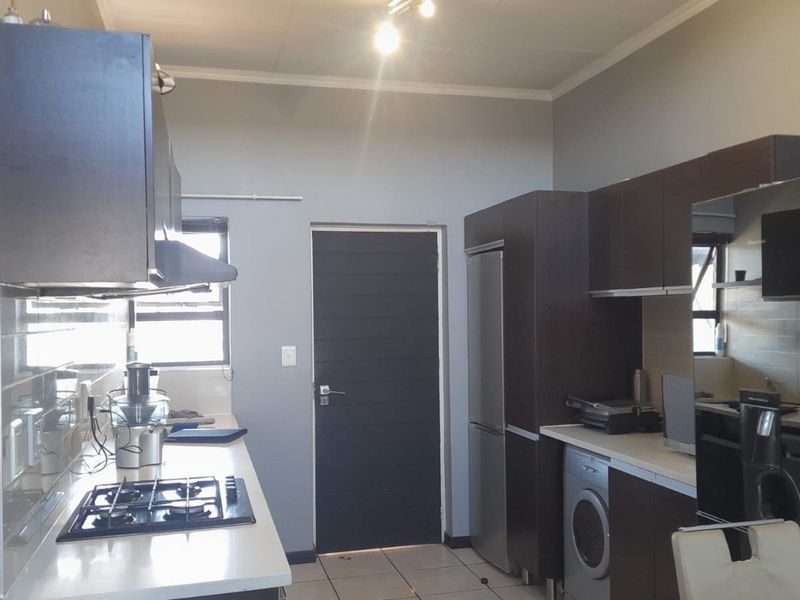 Smart 2 bed flat in Edenvale central - Photo 2