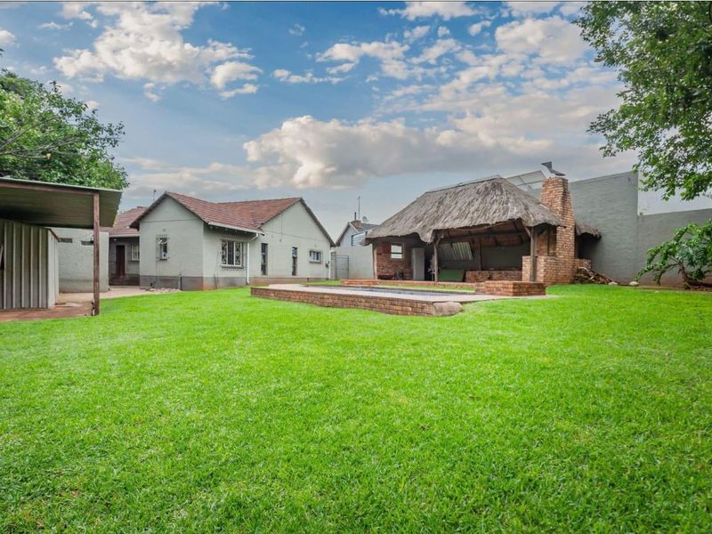 Stunning 3 Bedroom Home with Pool and Lapa. - Photo 1
