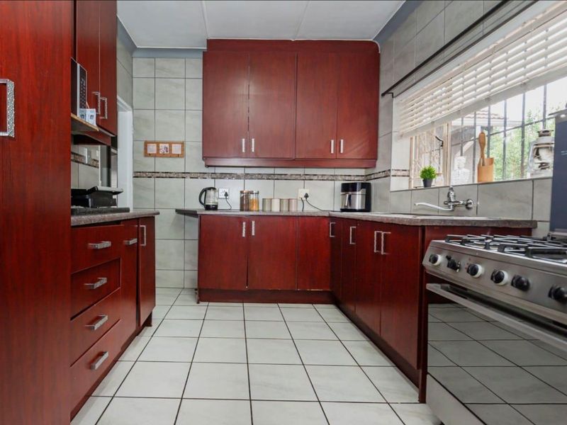 Stunning 3 Bedroom Home with Pool and Lapa. - Photo 7
