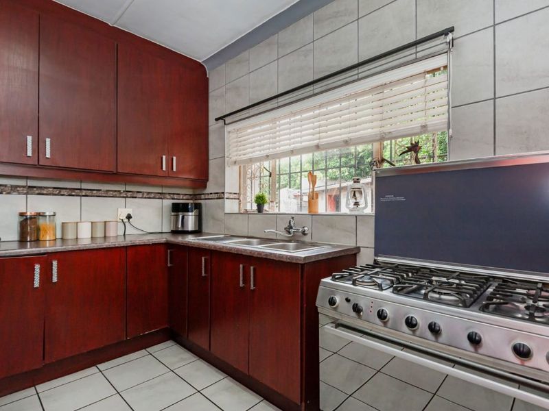 Stunning 3 Bedroom Home with Pool and Lapa. - Photo 6