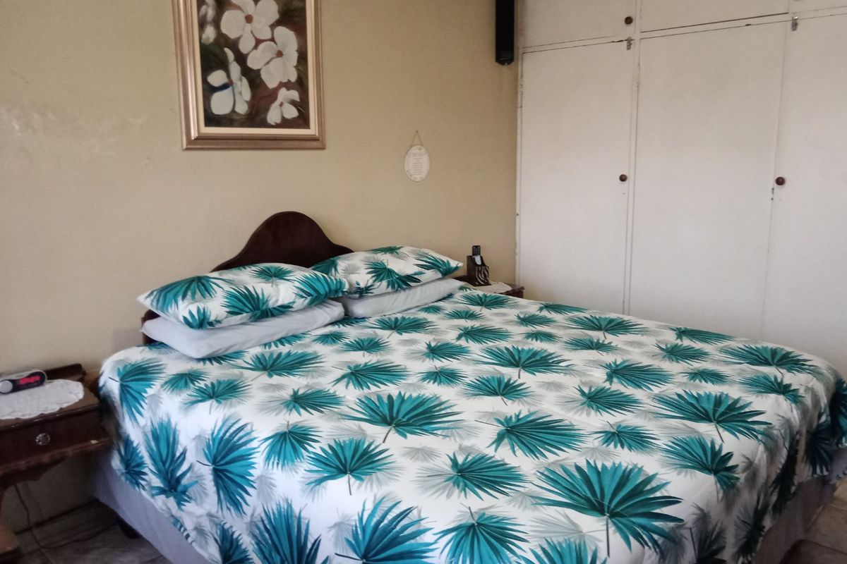 Classy, Neat 2 Bedroom Unit, next to the highway, in a quiet suburb. - Photo 5
