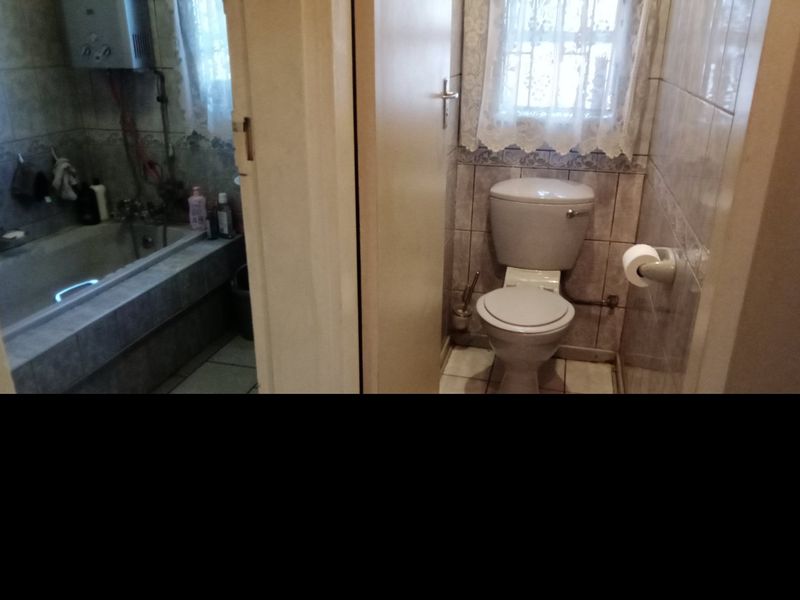 Classy, Neat 2 Bedroom Unit, next to the highway, in a quiet suburb. - Photo 9