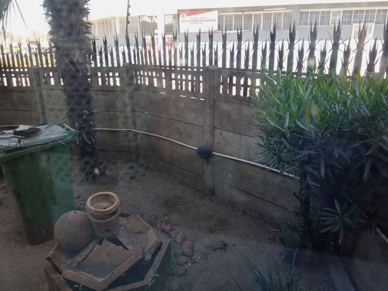 Classy, Neat 2 Bedroom Unit, next to the highway, in a quiet suburb. - Photo 10
