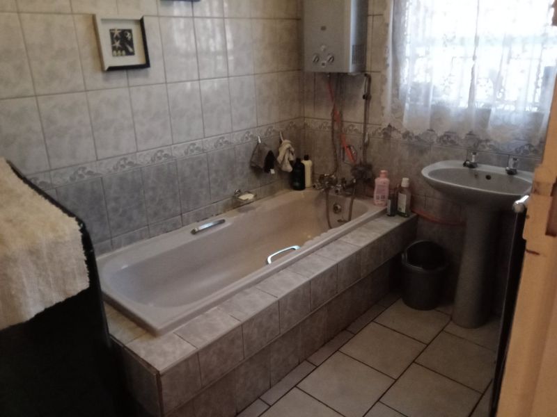 Classy, Neat 2 Bedroom Unit, next to the highway, in a quiet suburb. - Photo 8