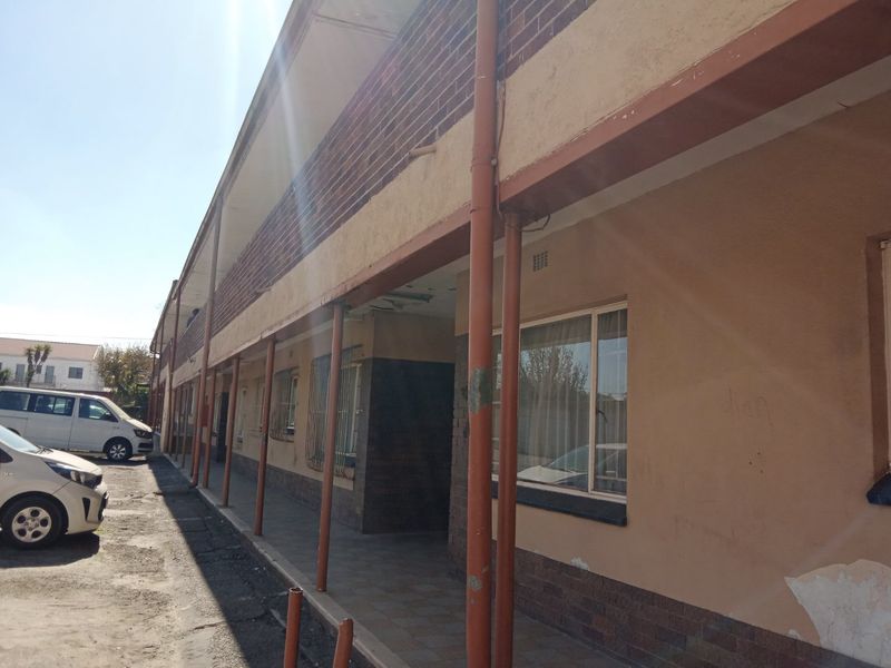 Classy, Neat 2 Bedroom Unit, next to the highway, in a quiet suburb. - Photo 1