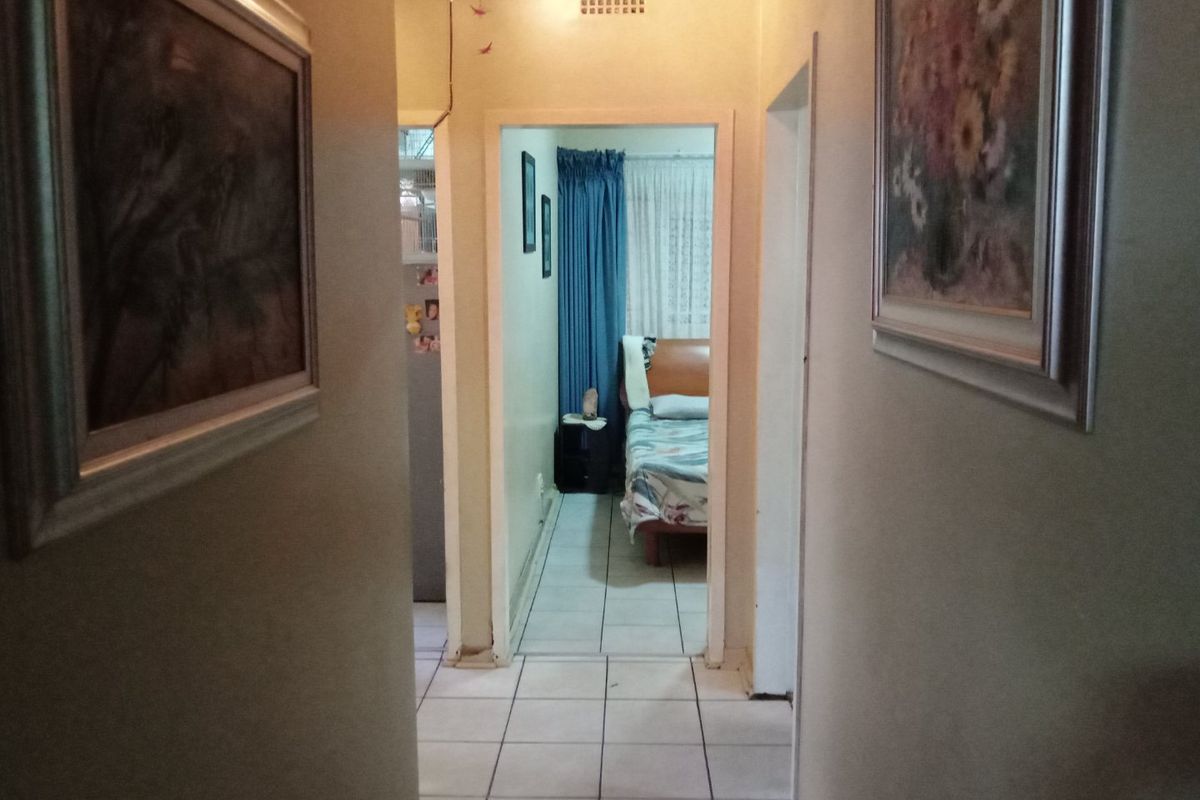 Classy, Neat 2 Bedroom Unit, next to the highway, in a quiet suburb. - Photo 3