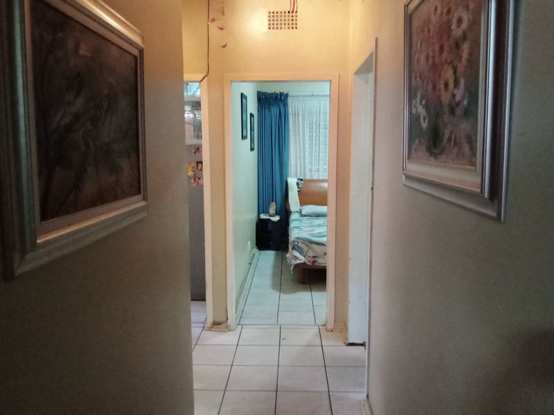 Classy, Neat 2 Bedroom Unit, next to the highway, in a quiet suburb. - Photo 3