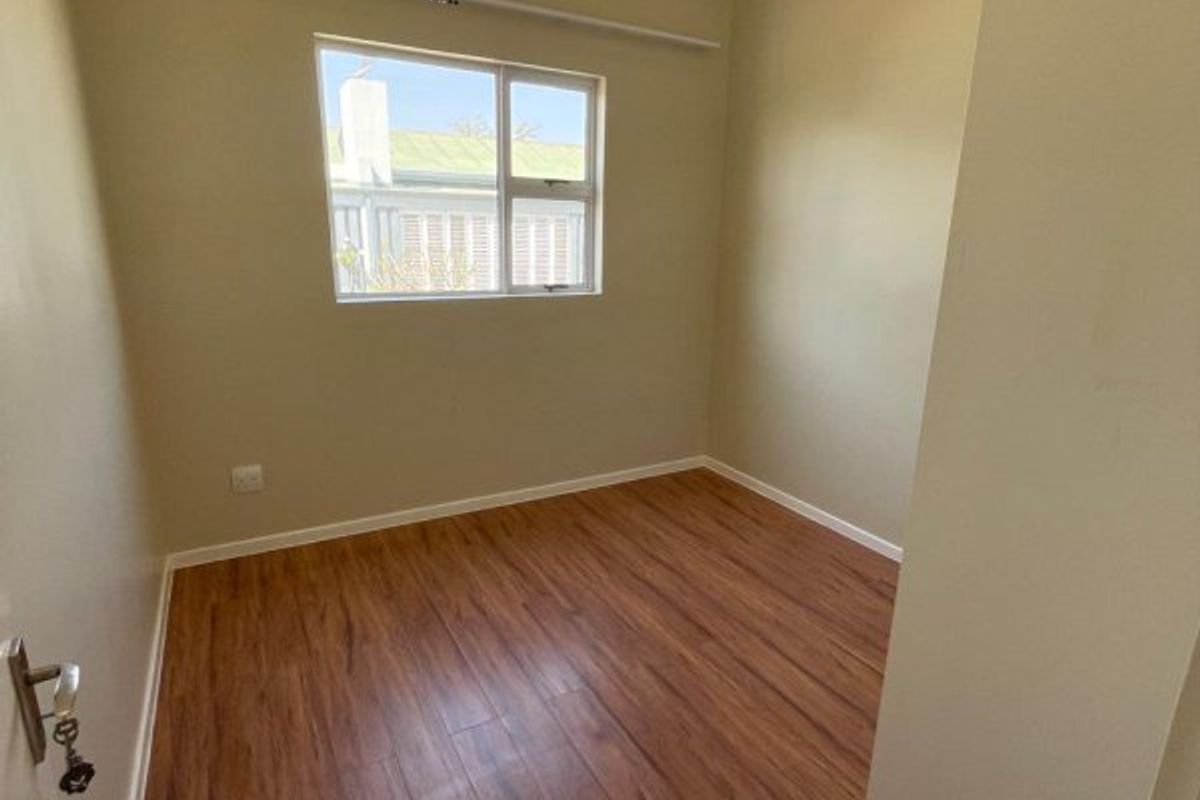 Immaculate Spacious Garden Unit in Heritage Estate - Photo 4
