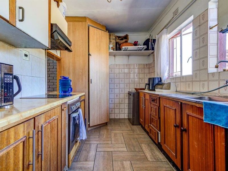 Charming Family Home with Elegant Living Spaces and Practical Comfort - Photo 1