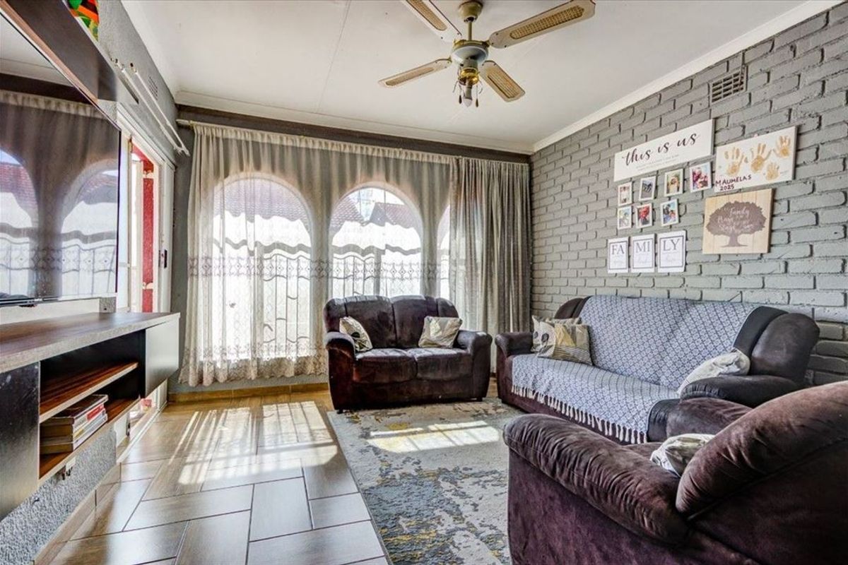 Charming Family Home with Elegant Living Spaces and Practical Comfort - Photo 2