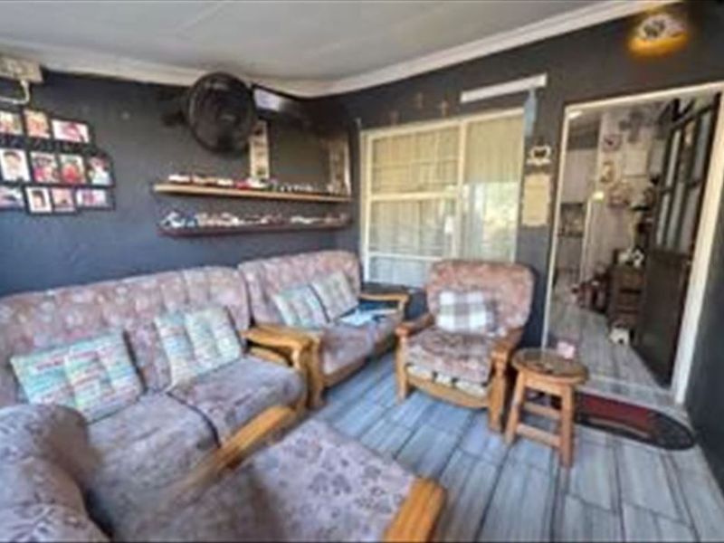 Charming Retreat with Pool and Relaxed Lifestyle Appeal - Photo 2