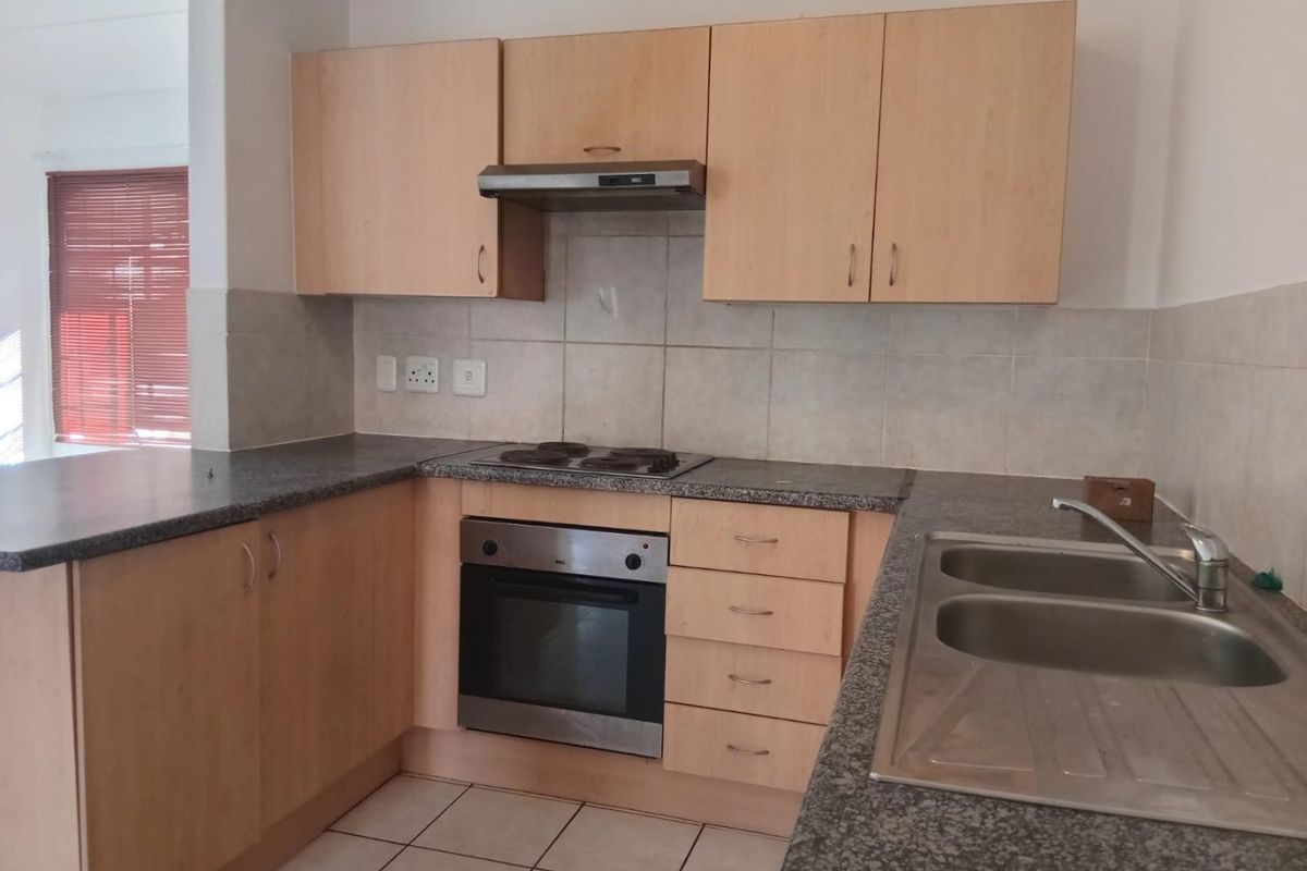 Beautiful 2 bedroom 1 bathroom first floor unit available For Sale in Comet, Boksburg - Photo 3