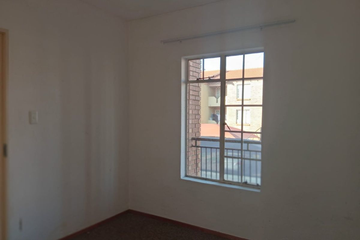 Beautiful 2 bedroom 1 bathroom first floor unit available For Sale in Comet, Boksburg - Photo 5