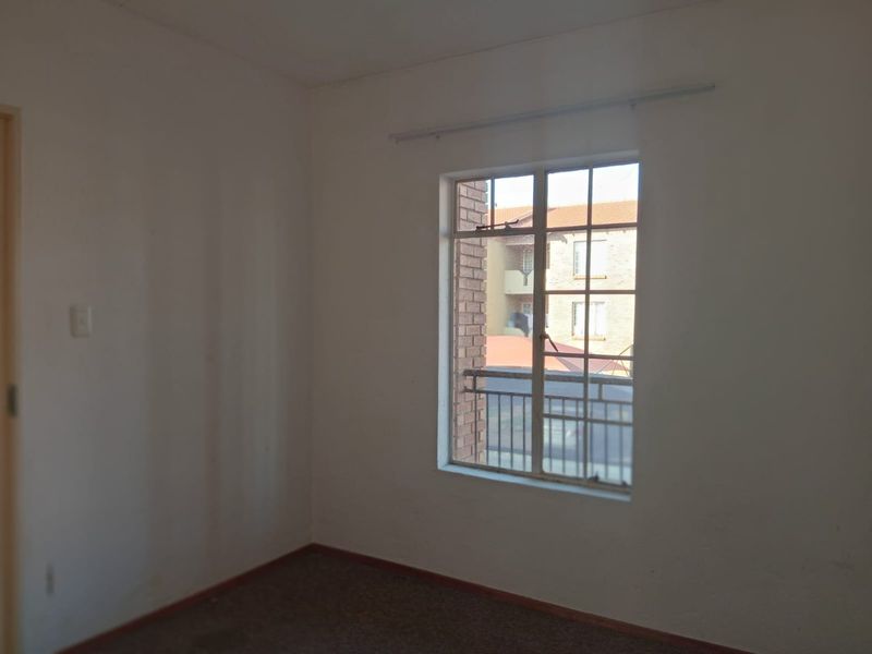 Beautiful 2 bedroom 1 bathroom first floor unit available For Sale in Comet, Boksburg - Photo 5