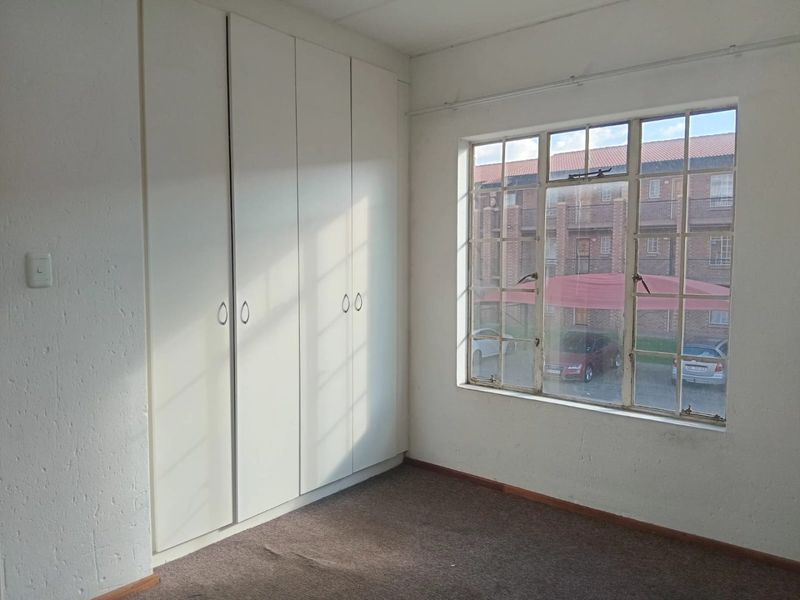 Beautiful 2 bedroom 1 bathroom first floor unit available For Sale in Comet, Boksburg - Photo 10