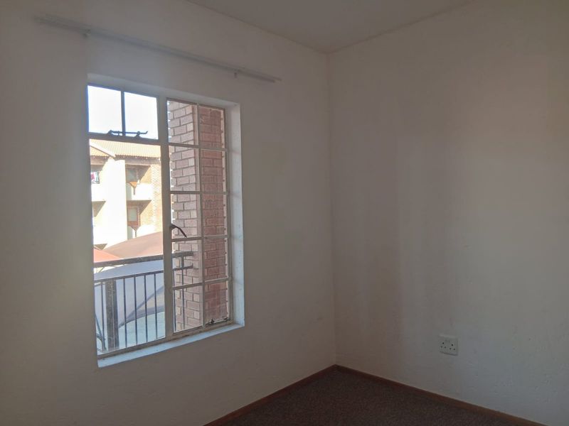 Beautiful 2 bedroom 1 bathroom first floor unit available For Sale in Comet, Boksburg - Photo 9
