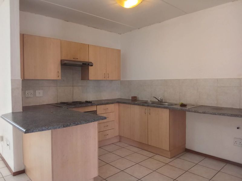 Beautiful 2 bedroom 1 bathroom first floor unit available For Sale in Comet, Boksburg - Photo 1