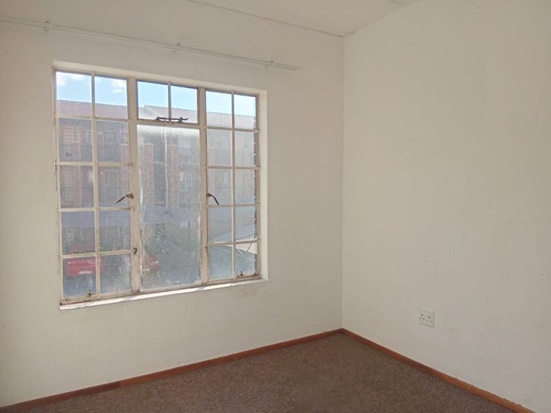Beautiful 2 bedroom 1 bathroom first floor unit available For Sale in Comet, Boksburg - Photo 7