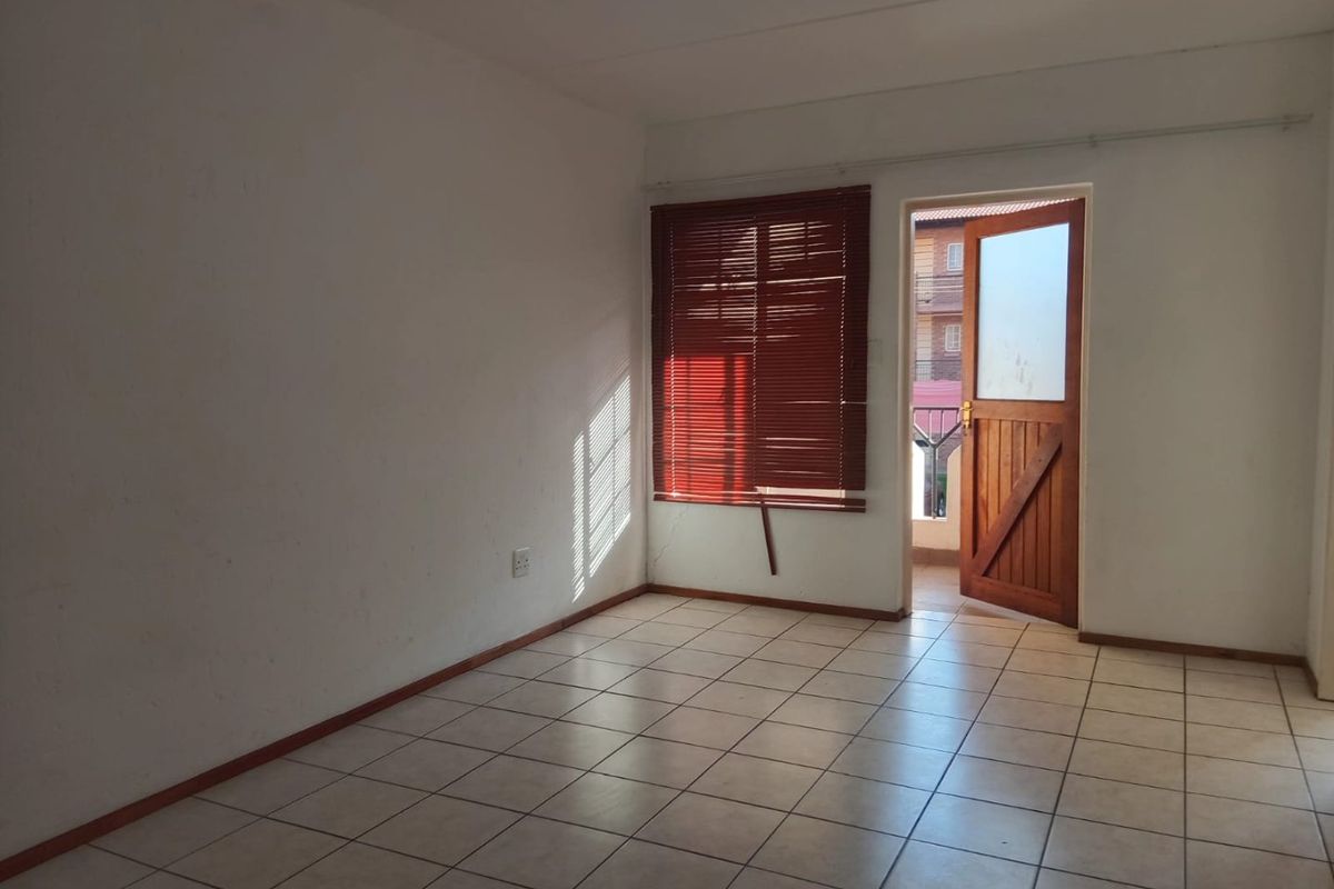 Beautiful 2 bedroom 1 bathroom first floor unit available For Sale in Comet, Boksburg - Photo 4