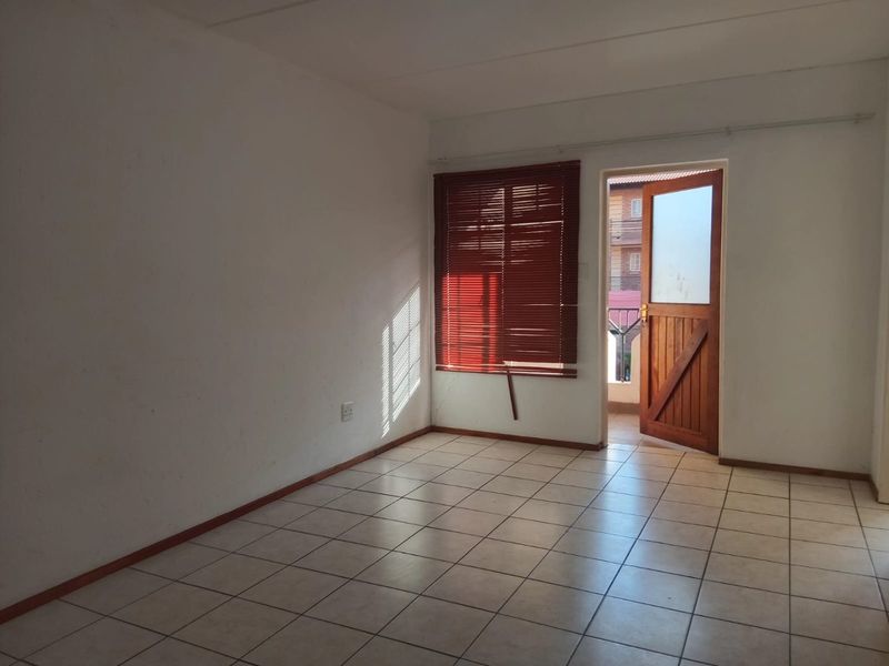 Beautiful 2 bedroom 1 bathroom first floor unit available For Sale in Comet, Boksburg - Photo 4