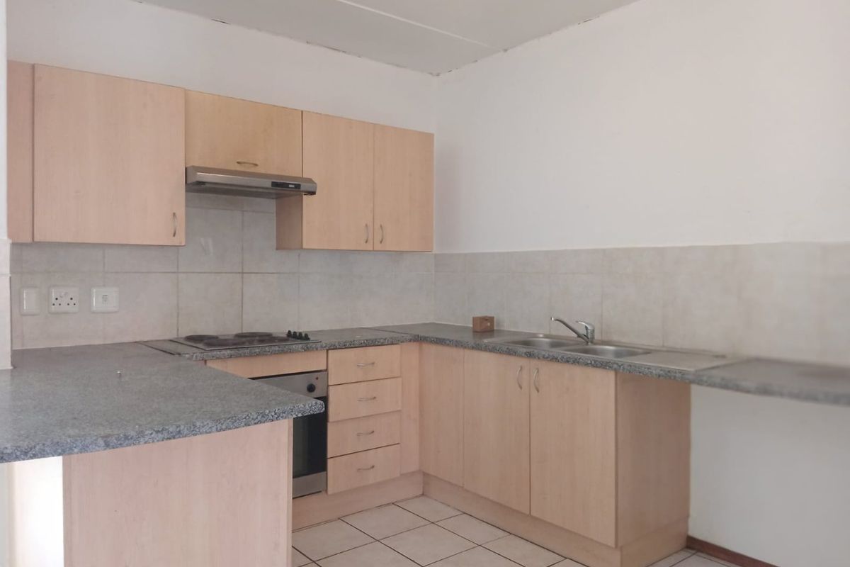 Beautiful 2 bedroom 1 bathroom first floor unit available For Sale in Comet, Boksburg - Photo 2