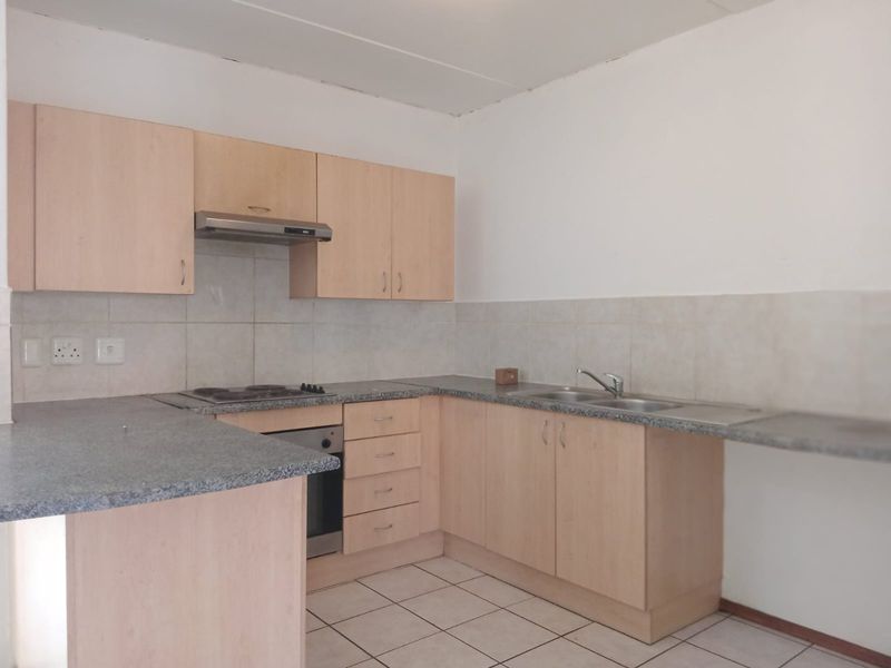 Beautiful 2 bedroom 1 bathroom first floor unit available For Sale in Comet, Boksburg - Photo 2