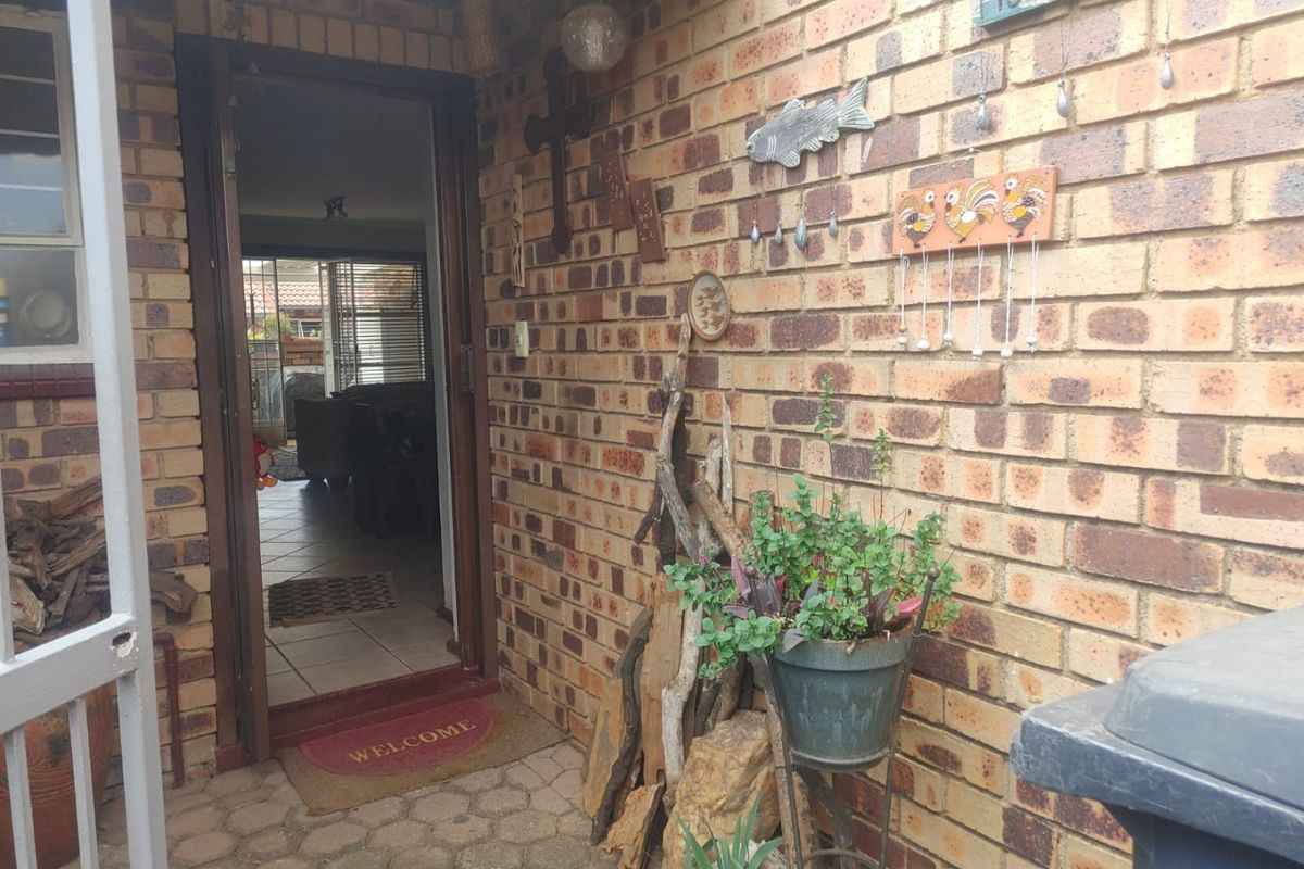 Charming 2-Bedroom Townhouse with Modern Comforts and a Private Garden - Photo 3