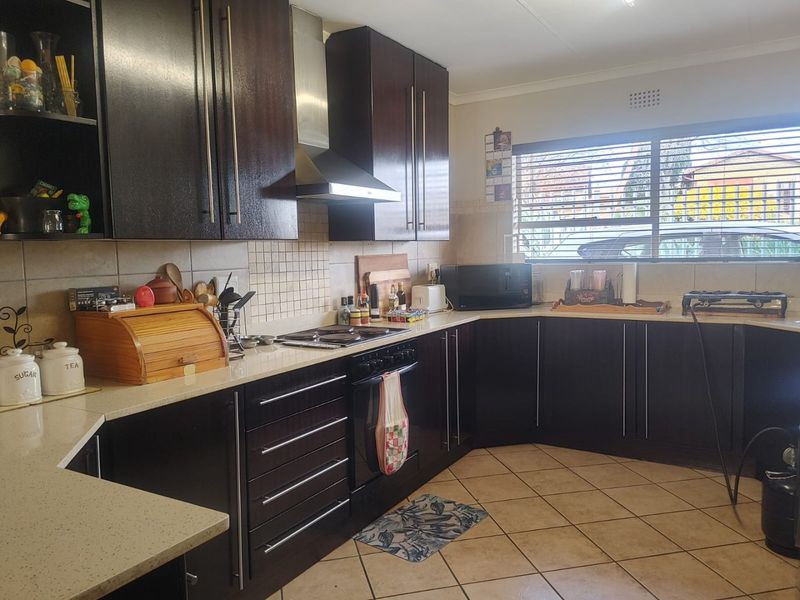 Charming 2-Bedroom Townhouse with Modern Comforts and a Private Garden - Photo 8
