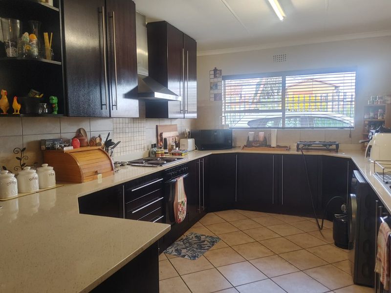Charming 2-Bedroom Townhouse with Modern Comforts and a Private Garden - Photo 7