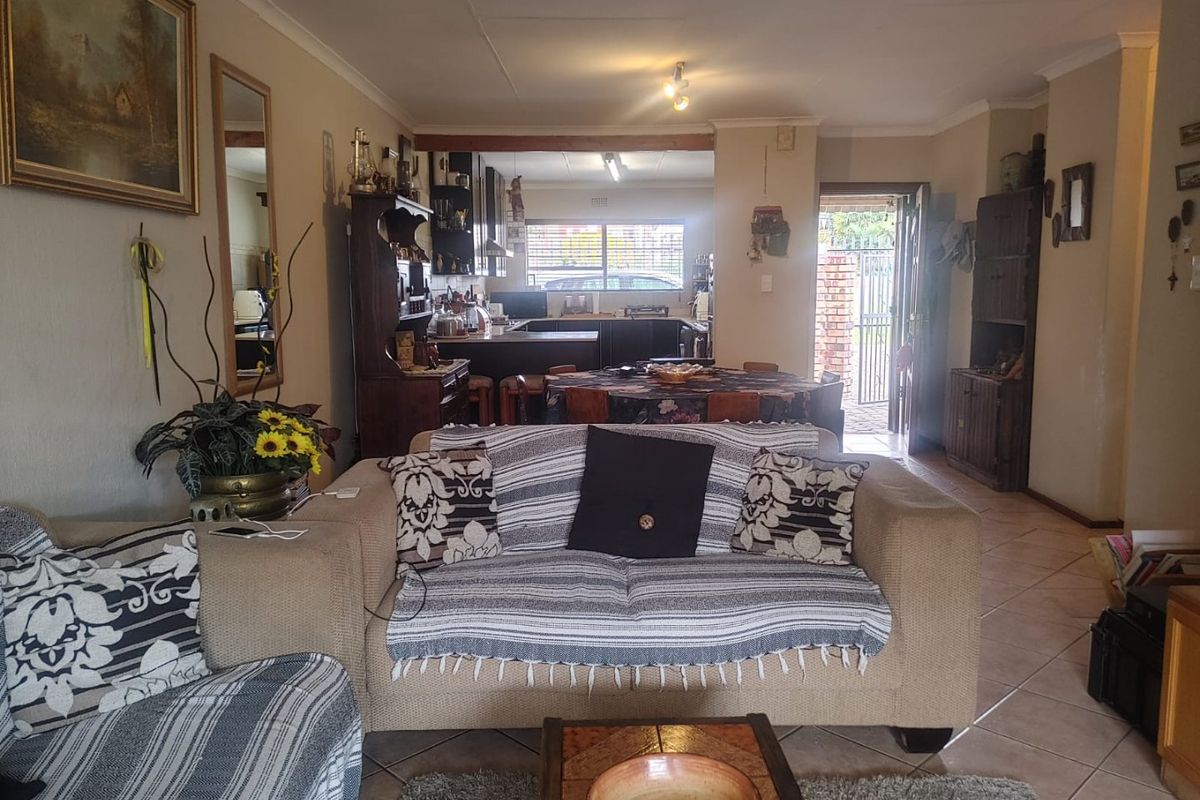 Charming 2-Bedroom Townhouse with Modern Comforts and a Private Garden - Photo 4