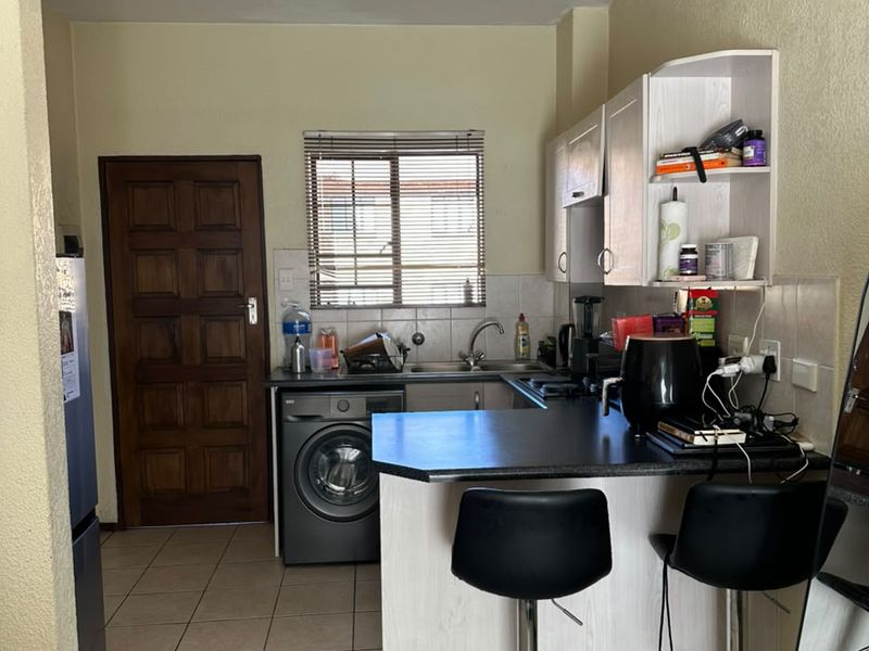 Modern 1-Bedroom Apartment in Carlswald, Midrand - Photo 4