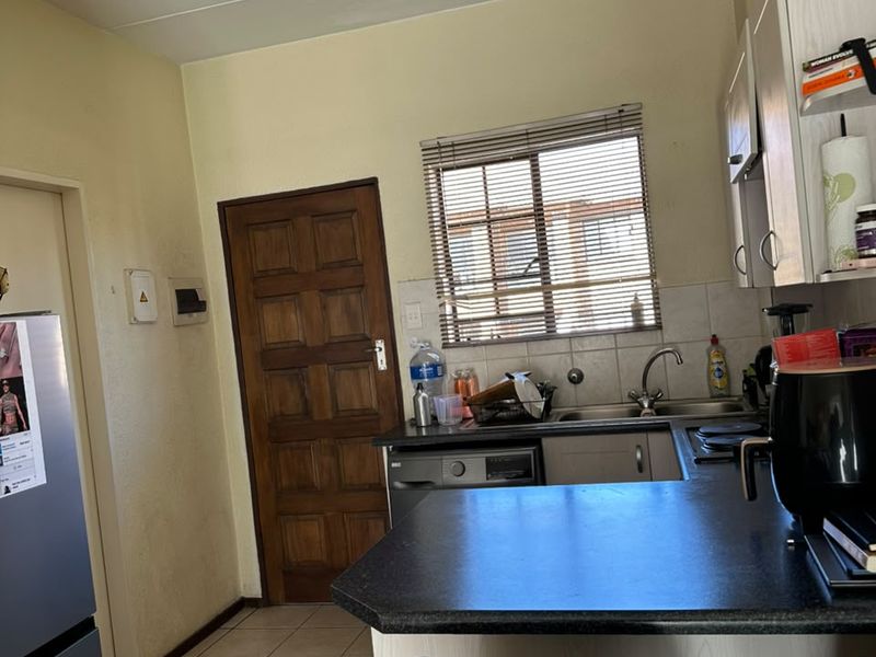 Modern 1-Bedroom Apartment in Carlswald, Midrand - Photo 3
