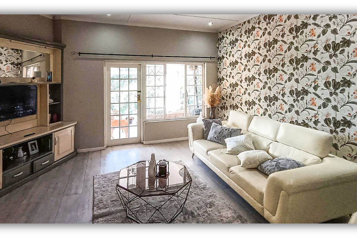 Modern, Vincent Heights Family Retreat with Poolside Charm and Large Erf and Financial Bonuses! - Photo 5