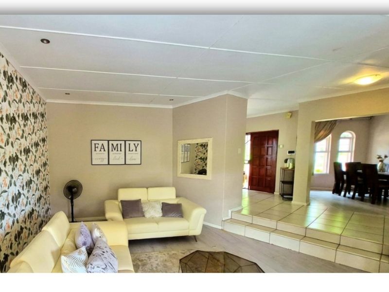 Modern, Vincent Heights Family Retreat with Poolside Charm and Large Erf and Financial Bonuses! - Photo 4