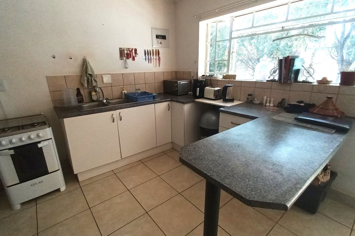 2 bed/2bath Cottage in Highlands North -includes weekly domestic - Photo 4