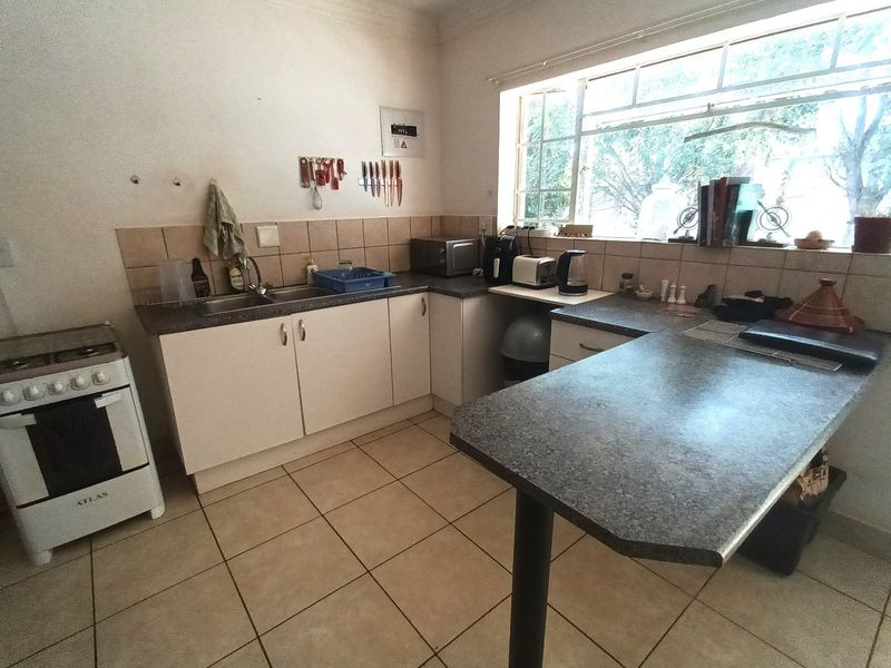 2 bed/2bath Cottage in Highlands North -includes weekly domestic - Photo 4