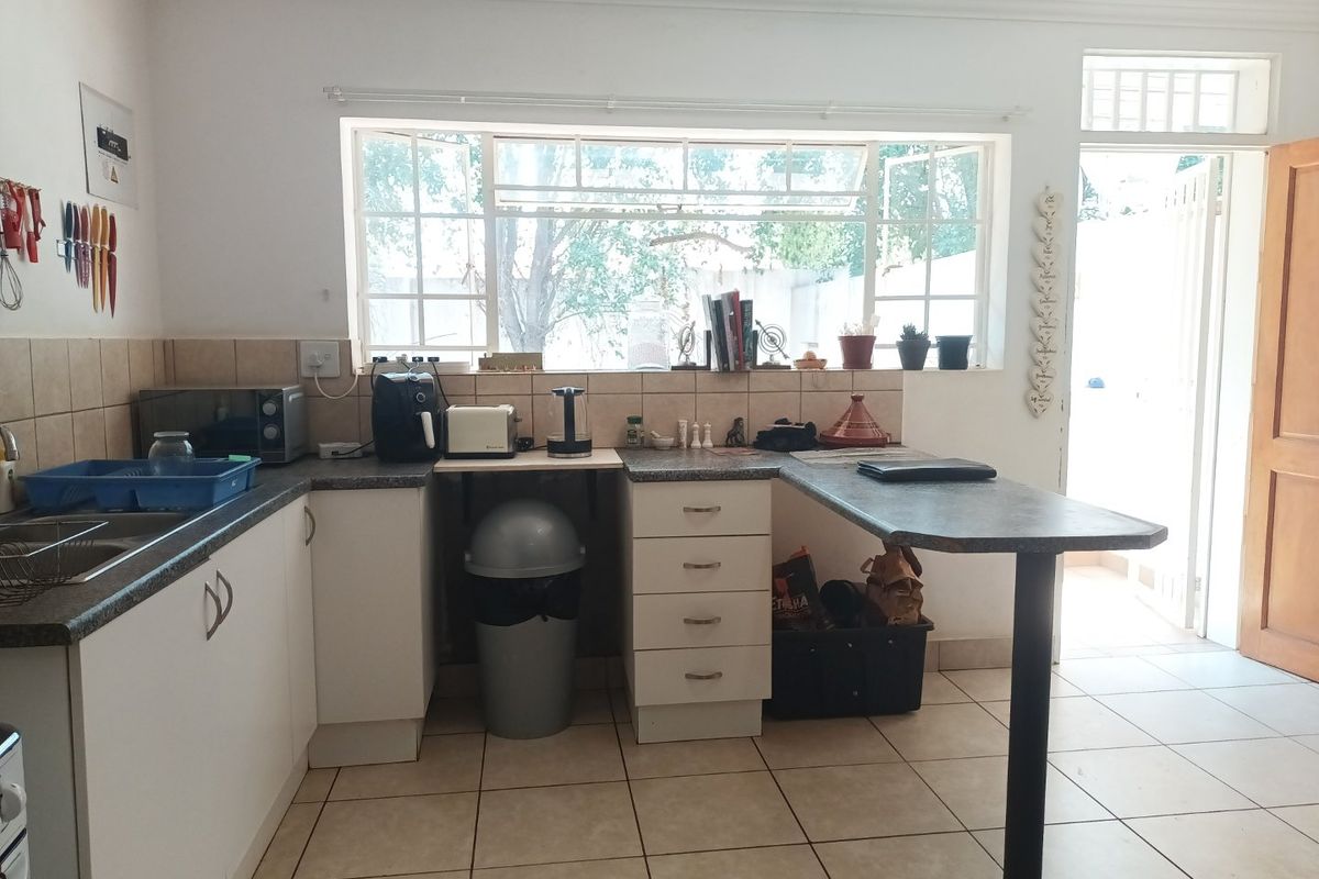 2 bed/2bath Cottage in Highlands North -includes weekly domestic - Photo 3