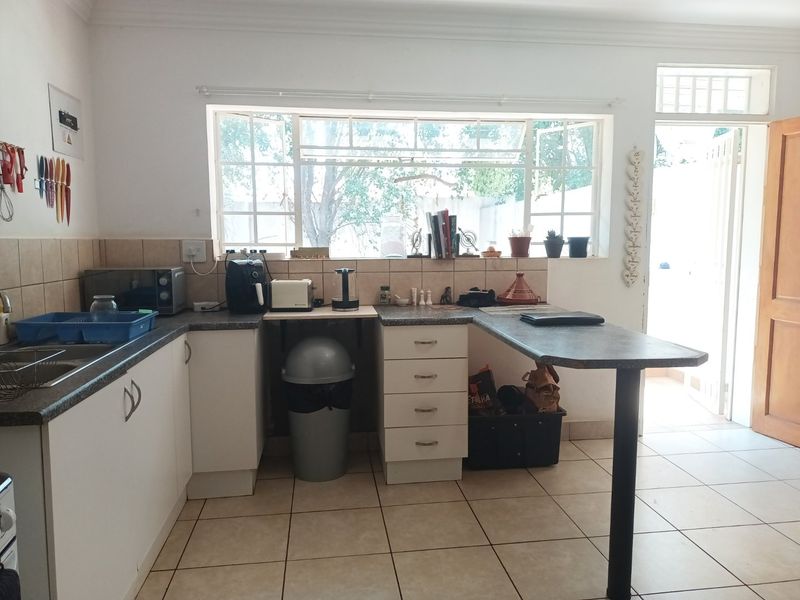2 bed/2bath Cottage in Highlands North -includes weekly domestic - Photo 3