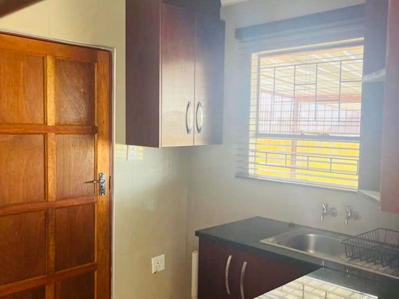 Bright 2 bed home with sunlit living space - Photo 5