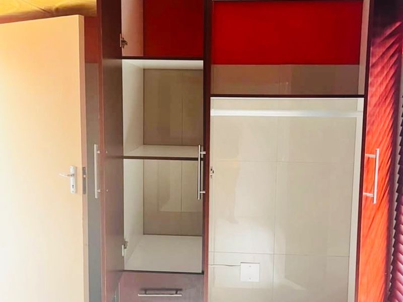 Bright 2 bed home with sunlit living space - Photo 9