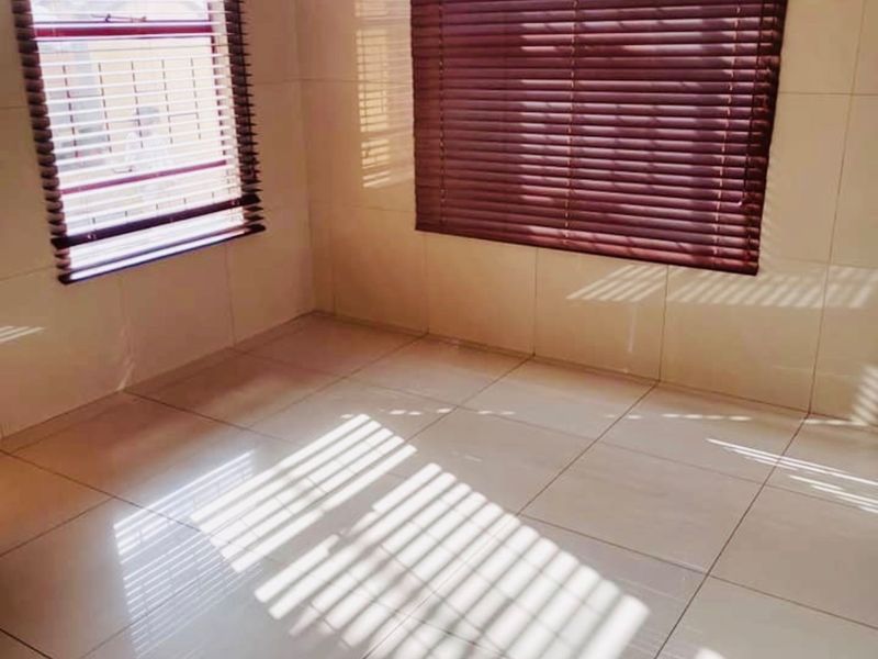 Bright 2 bed home with sunlit living space - Photo 6